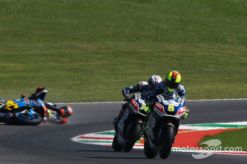 Choque de Hector Barbera, Avintia Racing, Tito Rabat, Marc VDS Racing