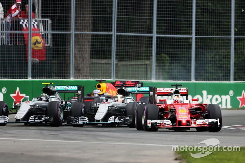 Sebastian Vettel, Ferrari SF16-H memimpin Lewis Hamilton, Mercedes AMG F1 W07 Hybrid dan Nico Rosber