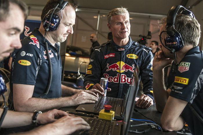 Coulthard conversa com engenheiros da Red Bull