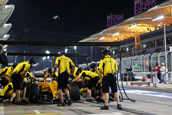 Kevin Magnussen, Renault Sport F1 Team RS16, probt einen Boxenstopp