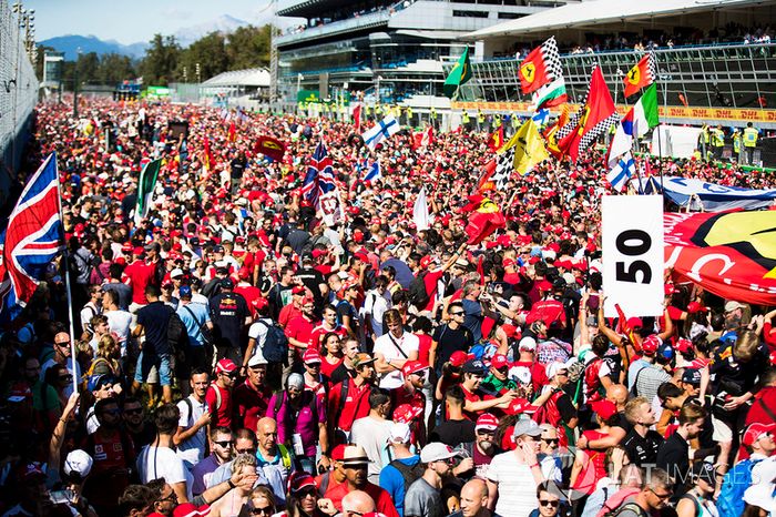 Un enorme mar de aficionados de Ferrari principalmente invaden el circuito después de la carrera