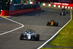 Felipe Massa, Williams FW40, Nico Hulkenberg, Renault Sport F1 Team RS17