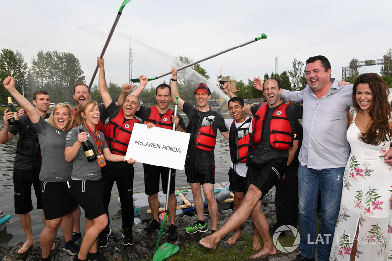 McLaren and Eric Boullier, McLaren Racing Director celebra en la carrera de balsas