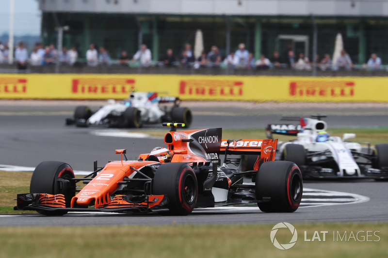 Stoffel Vandoorne, McLaren MCL32, Felipe Massa, Williams FW40 and Lance Stroll, Williams FW40