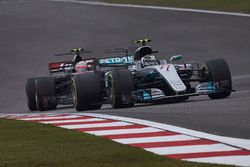 Valtteri Bottas, Mercedes AMG F1 W08, leads Kevin Magnussen, Haas F1 Team VF-17