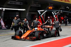 El equipo McLaren regresa el coche de Fernando Alonso, McLaren MCL32 para el garaje