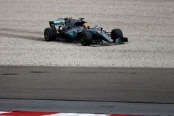 Lewis Hamilton, Mercedes-Benz F1 W08 runs wide into the gravel