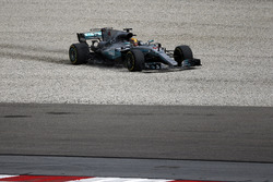 Lewis Hamilton, Mercedes-Benz F1 W08 sort dans les graviers