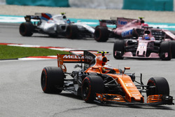 Stoffel Vandoorne, McLaren MCL32, Sergio Perez, Sahara Force India F1 VJM10, Esteban Ocon, Sahara Fo