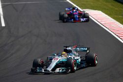 Lewis Hamilton, Mercedes AMG F1 W08, Carlos Sainz Jr., Scuderia Toro Rosso STR12