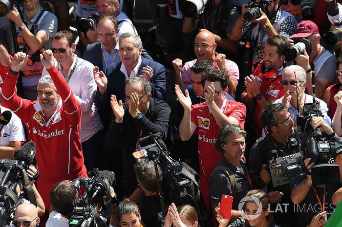 Maurizio Arrivabene, director del equipo Ferrari, Sergio Marchionne, CEO de FIAT, Mattia Binotto, Ferrari director técnico y Piero Lardi Ferrari, Ferrari Vice Presidente celebrar con el equipo