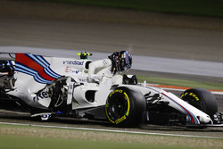 Ленс Стролл, Williams FW40, вилазить зі свого розбитого боліда