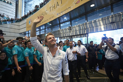 Сотрудники Petronas приветствуют гонщика Mercedes AMG F1 Нико Росберга