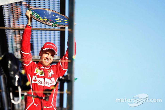 Sebastian Vettel, Ferrari, levanta el trofeo en el podio después de ganar la carrera