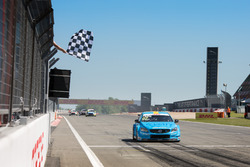 Drapeau à damiers pour Thed Björk, Polestar Cyan Racing, Volvo S60 Polestar TC1