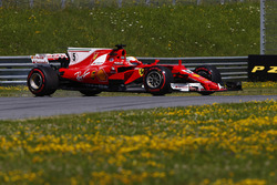 Sebastian Vettel, Ferrari SF70H, spinden geri dönüyor