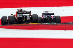 Стоффель Вандорн, McLaren MCL32, и Даниил Квят, Scuderia Toro Rosso STR12