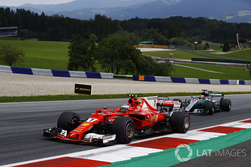 Kimi Raikkonen, Ferrari SF70H, Lewis Hamilton, Mercedes AMG F1 W08