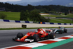 Kimi Raikkonen, Ferrari SF70H, Lewis Hamilton, Mercedes AMG F1 W08