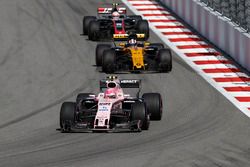 Esteban Ocon, Sahara Force India F1 VJM10, Nico Hulkenberg, Renault Sport F1 Team RS17, Kevin Magnus