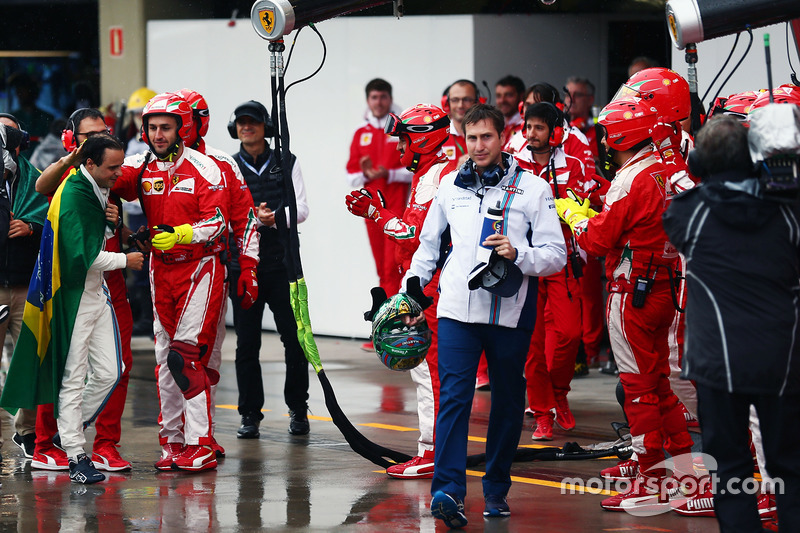 Персонал команды Ferrari встречает Фелипе Массу аплодисментами