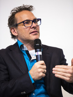 Jacques Villeneuve est interviewé sur la scène Autosport
