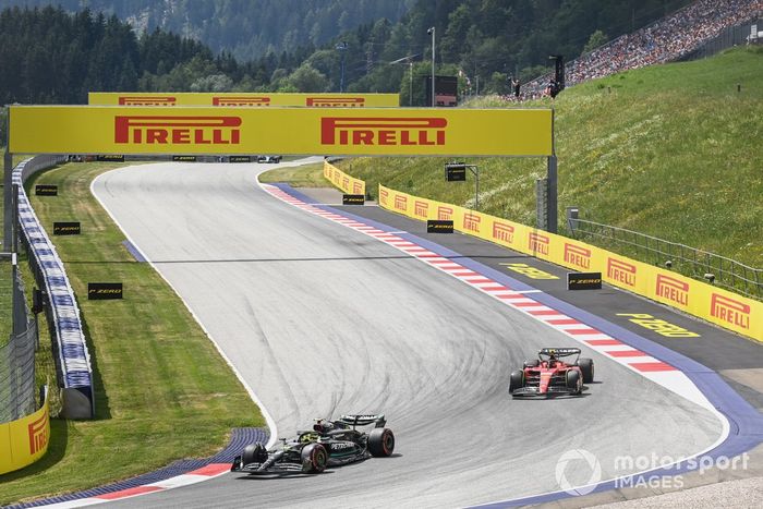 Lewis Hamilton, Mercedes F1 W14, Carlos Sainz, Ferrari SF-23