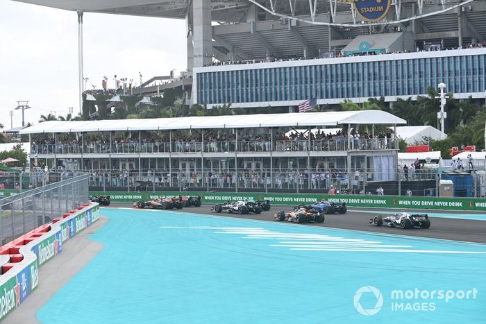 Oscar Piastri, McLaren MCL60, Lance Stroll, Aston Martin AMR23, Lando Norris, McLaren MCL60, Yuki Tsunoda, AlphaTauri AT04, Nyck de Vries, AlphaTauri AT04, Logan Sargeant, Williams FW45, en la salida.