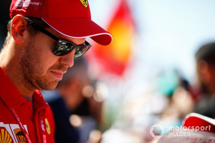 Sebastian Vettel, Ferrari firma un autógrafo para un fan