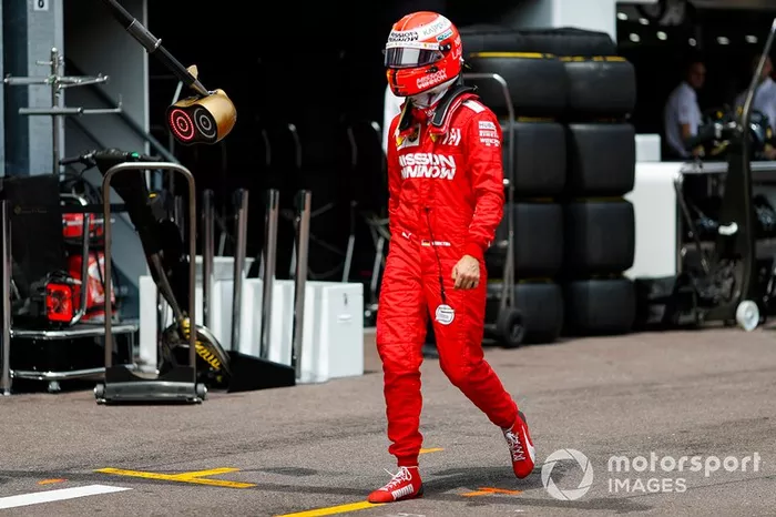 Sebastian Vettel, Ferrari camina de vuelta a boxes tras su accidente