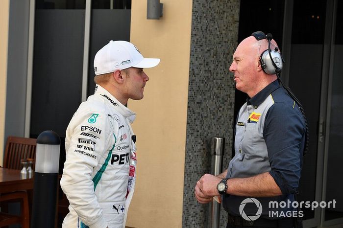 Valtteri Bottas, Mercedes AMG F1 y un ingeniero de Pirelli