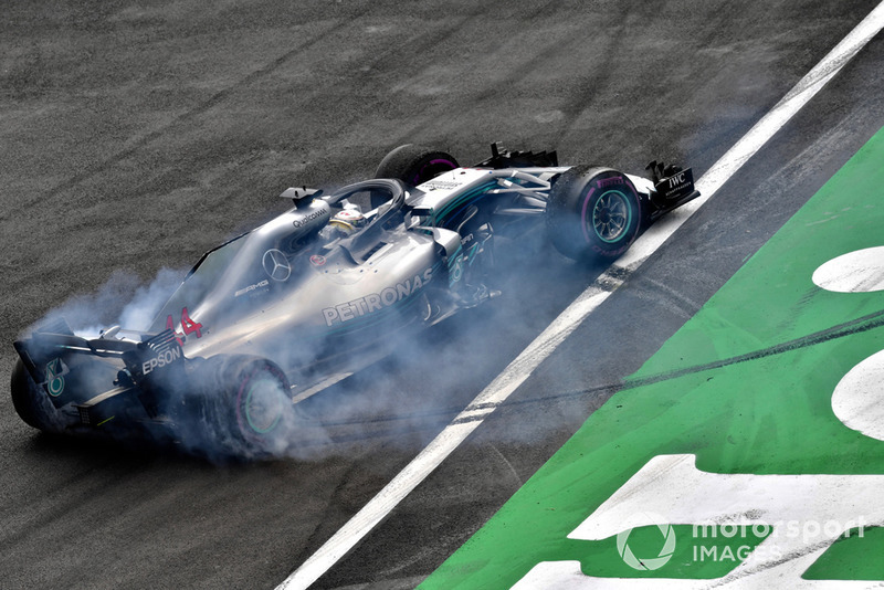Lewis Hamilton, Mercedes-AMG F1 W09 EQ Power+ fait des donuts pour fêter son cinquième titre