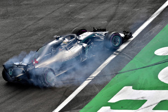 Lewis Hamilton, Mercedes-AMG F1 W09 EQ Power+ fait des donuts pour fêter son cinquième titre