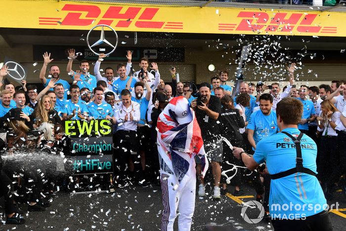 Lewis Hamilton, Mercedes AMG F1, celebra su quinto mundial con el equipo