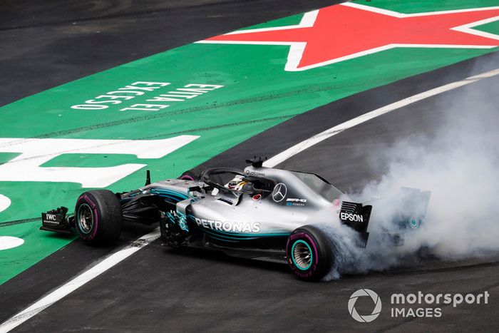 Lewis Hamilton, Mercedes AMG F1 W09 EQ Power+, celebra con donuts su título de campeón