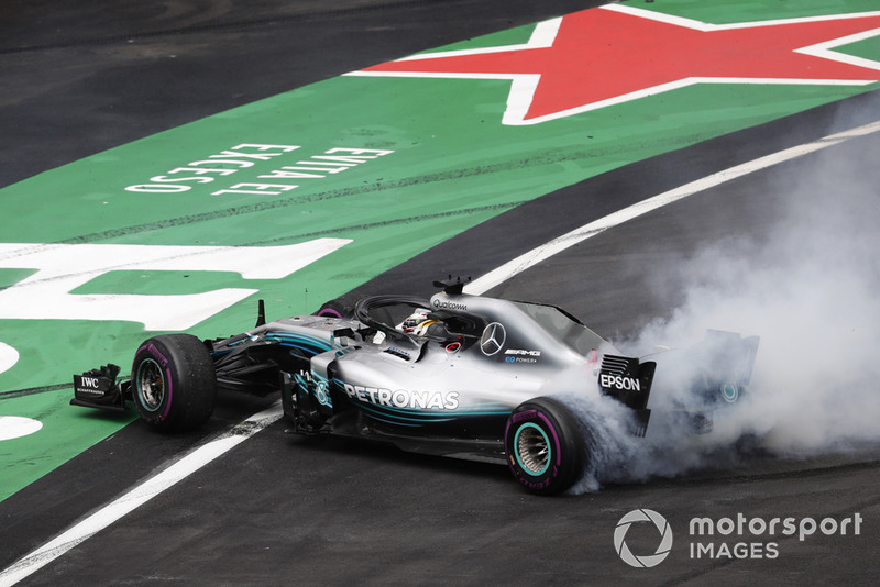2018 F1 Dünya Şampiyonu Lewis Hamilton, Mercedes-AMG F1 W09 EQ Power+ donut yapıyor