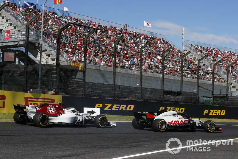 Leclerc y Magnussen se tocan en la vuelta 2