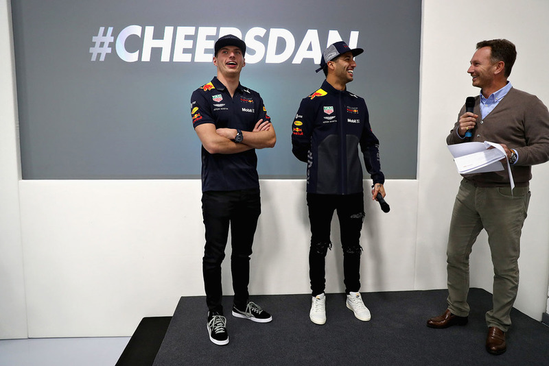 Max Verstappen, Red Bull Racing; Daniel Ricciardo, Red Bull Racing, y Christian Horner, jefe de Red Bull Racing, le hablan al equipo Red Bull Racing