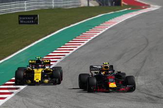Max Verstappen, Red Bull Racing RB14, devant Carlos Sainz Jr., Renault Sport F1 Team R.S. 18