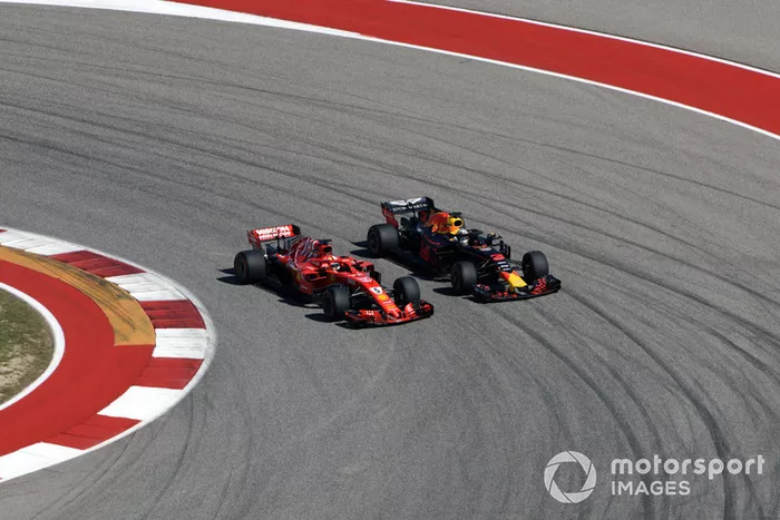 Sebastian Vettel, Ferrari SF71H y Daniel Ricciardo, Red Bull Racing RB14 colisionan en la primera vuelta