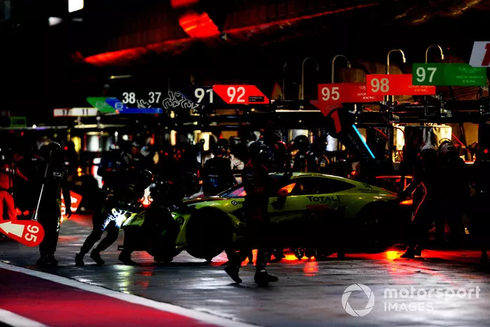 Acción en el pitlane