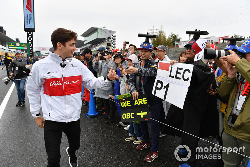 Charles Leclerc, Sauber signs autographs for the fans