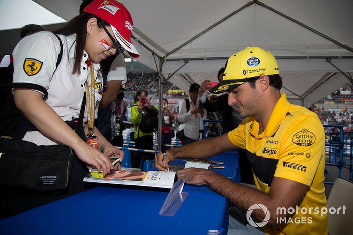 Carlos Sainz Jr., Renault Sport F1 Team firma autógrafos para los aficionados.
