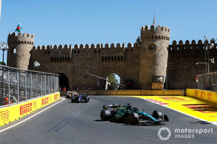 Lance Stroll, Aston Martin AMR22, Nicholas Latifi, Williams FW44