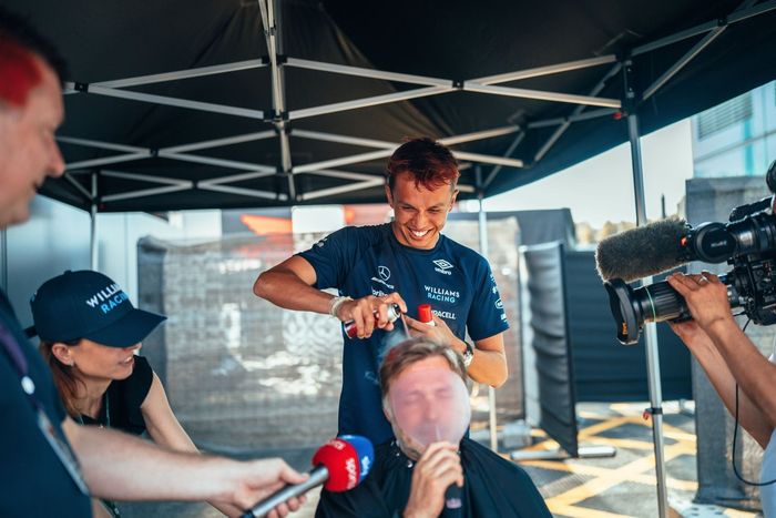 Alex Albon, Williams Racing, Jost Capito,  director del equipo Williams se pinta el pelo de  rojo