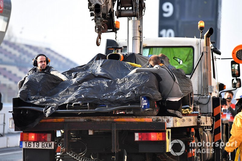 La voiture de Lando Norris, McLaren MCL34 est ramenée au stand