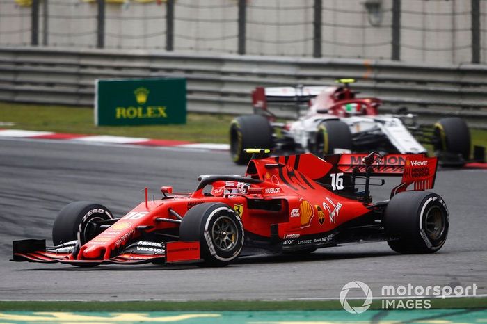 Charles Leclerc, Ferrari SF90, y Antonio Giovinazzi, Alfa Romeo Racing C38