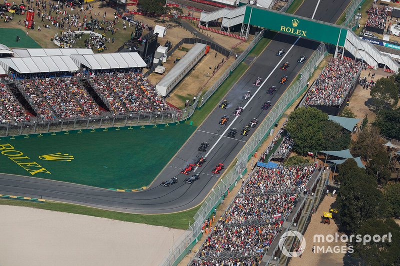 Valtteri Bottas, Mercedes AMG W10 ve Lewis Hamilton, Mercedes AMG F1 W10 ve Sebastian Vettel, Ferrari SF90, Max Verstappen, Red Bull Racing RB15, Charles Leclerc, Ferrari SF90, ilk viraj