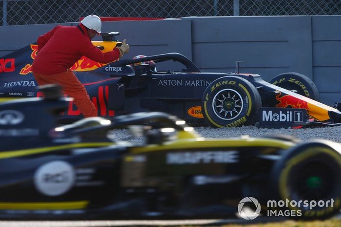 Pierre Gasly, Red Bull Racing RB15 en la grava tras su accidente