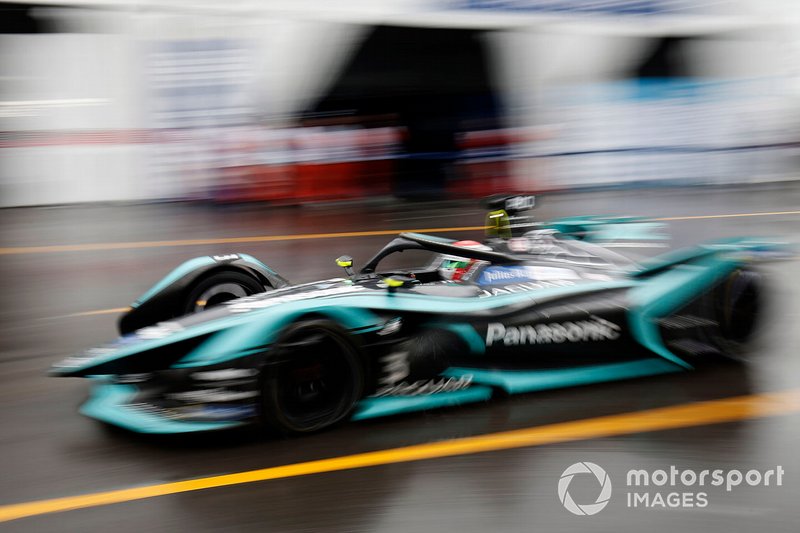 Nelson Piquet Jr., Panasonic Jaguar Racing, Jaguar I-Type 3, esce dalla pit lane